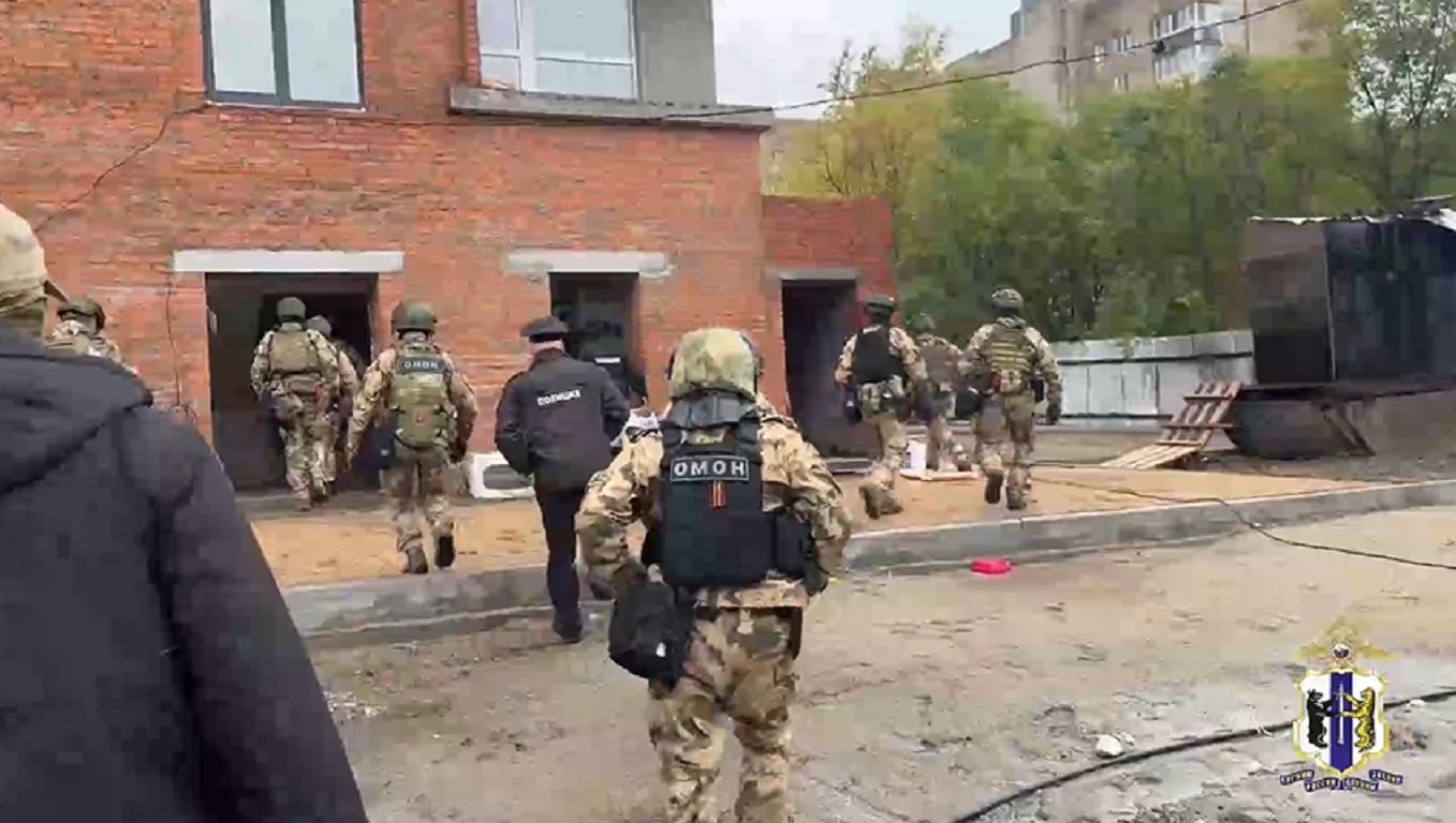 Сотрудники полиции проверили стройки, торговые точки и места проживания иностранцев Скриншот с видео УМВД России по Хабаровскому краю